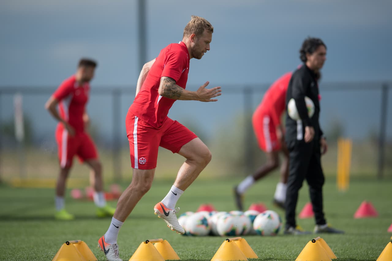 Bajo las órdenes de John Herdman, entrenador de la selección de Canadá, el equipo de la hoja de maple se entrenó para cerrar su preparación de cara a su importante partido ante México por la Copa Oro que se efectuará este miércoles en Denver. Jugadores jóvenes muy interesantes y con enorme potencial que militan en las mejores ligas europeas, son la parte medular de un equipo canadiense que, por lo visto, busca hacerle partido al Tri en el renglón de lo físico y el desgaste por correr en todo el campo.