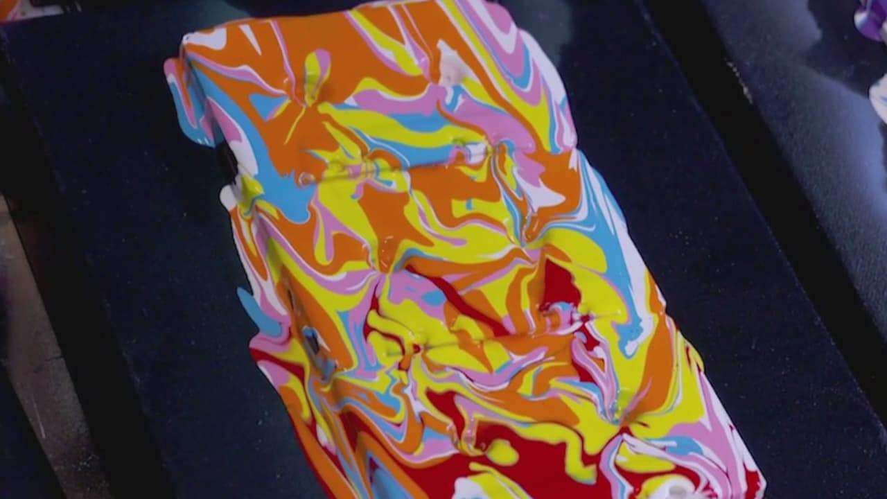 Artista transforma cassettes y otros objetos obsoletos en valiosas piezas