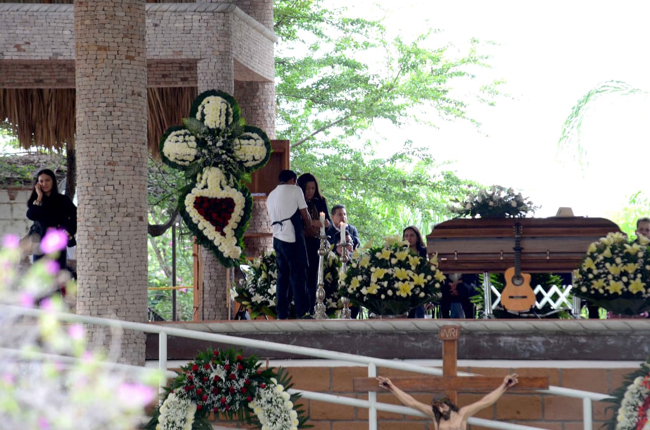 Familiares y entrañables amigos de Joan no han dejado de ir al rancho para darle el último adiós al reconocido compositor mexicano.