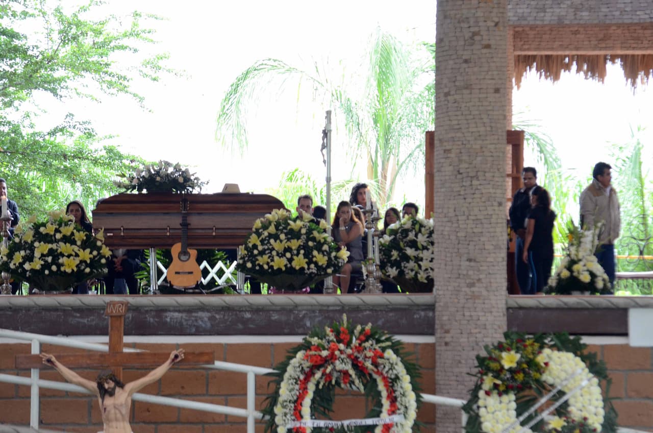 El rancho donde son los funerales está ubicado en Teacalco, Taxco, Guerrero. y se dice que él eligió esa comunidad por lo tranquila que es y porque está apartada del bullicio de la gente.