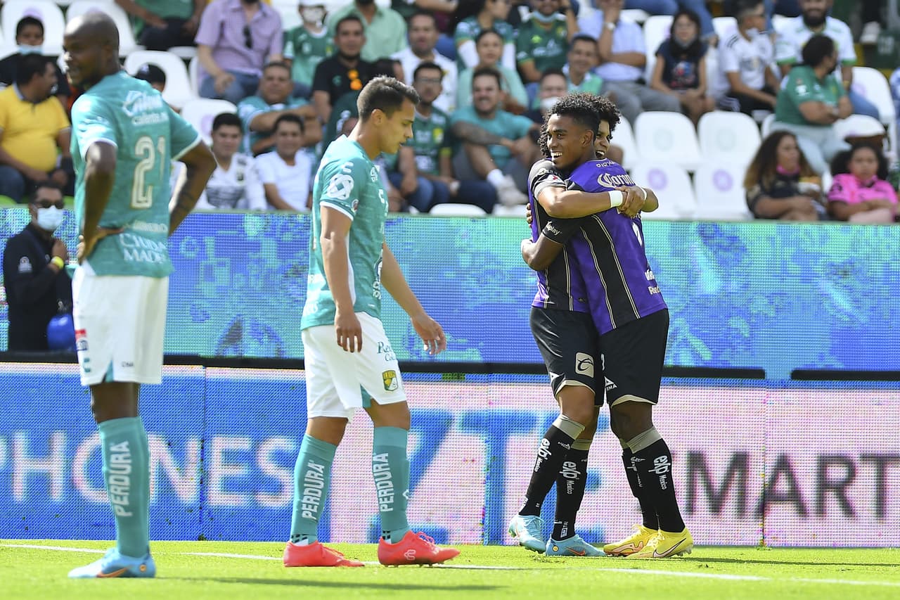 Mazatlán FC golearon a domicilio al León 0-3 en el juego de la Jornada 8 del Apertura 2022. Los Cañoneros sentenciaron el partido en los primeros 17 minutos del primer tiempo con goles de Nicolás Benedetti, Eduardo Bello y un autogol de Stiven Barreiro.