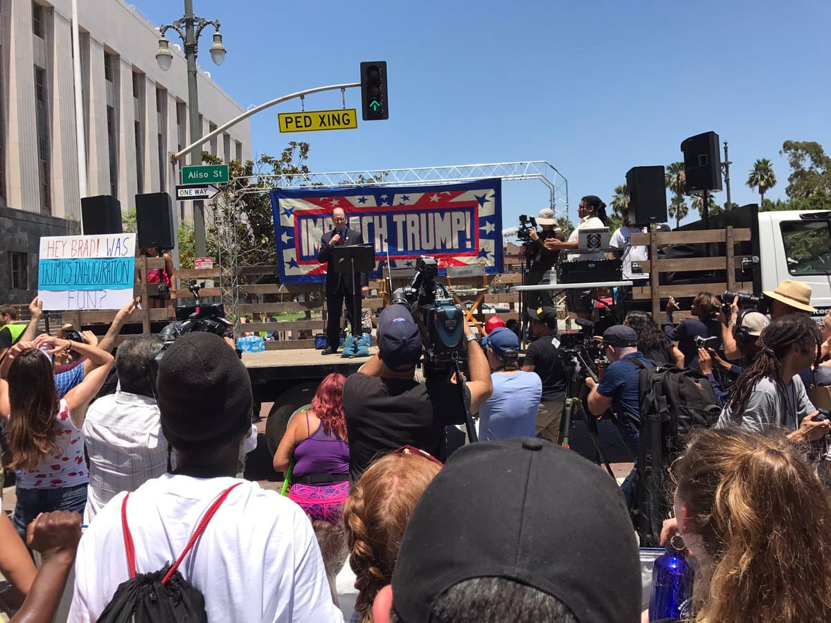 El congresista Brad Sherman pidió la destitución de Trump.