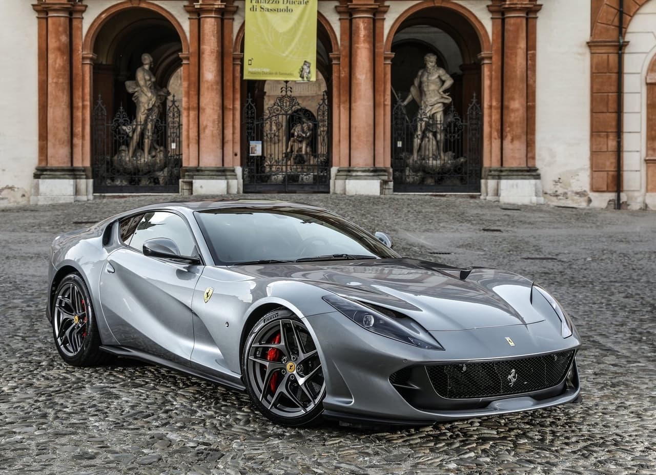 Otro Ferrari que tiene un lugar muy especial en su garaje es el 812 Superfast, el cual reemplaza al F12 Berlinetta. Su motor es un V12 de 6.5 litros de 800 caballos de fuerza que le permite acelerar de 0 a 60 mph (100 km/h) en 2.9 segundos.