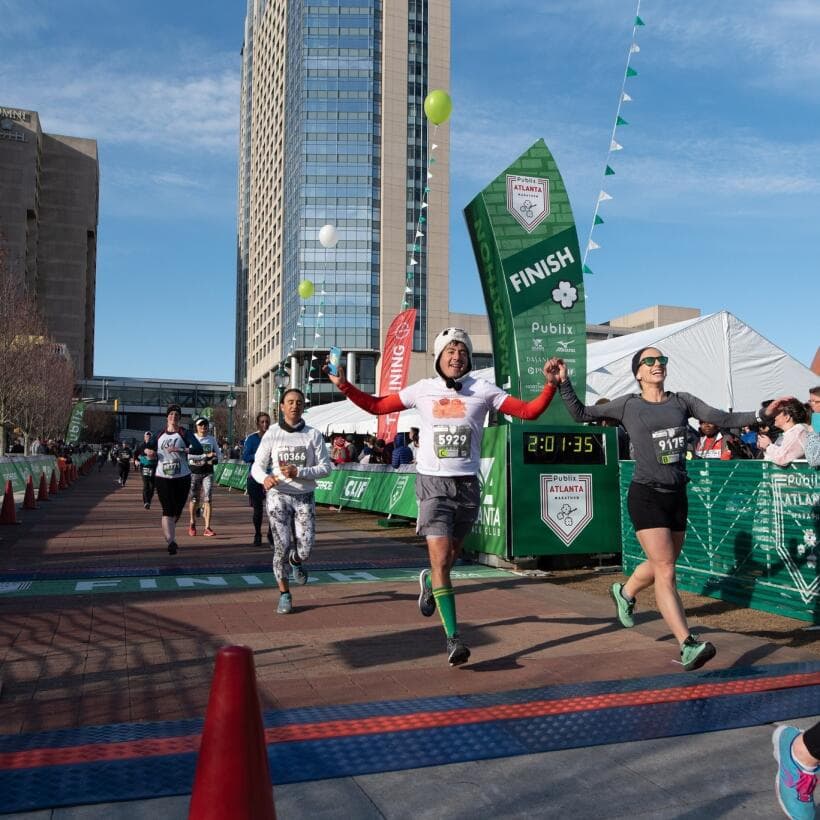 <b><a href="https://www.atlantatrackclub.org/2022-publix-atlanta-marathon-weekend" target="_blank">Publix Atlanta Marathon, Half Marathon & 5K (26 y 27 de febrero)</a></b>: Serie de carreras con opciones de maratón y medio maratón a través del centro de Atlanta. Líneas de salida y llegada en Centennial Olympic Park.