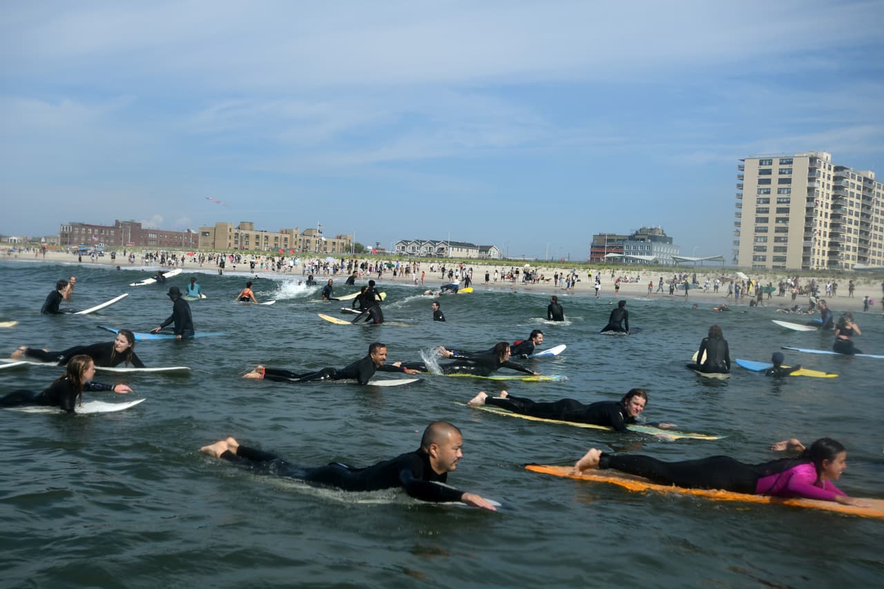 Paddle out (monumento flotante en el agua) es una tradición hawaiana que se organiza para protestar y honrar a los surfistas de la comunidad que murieron.