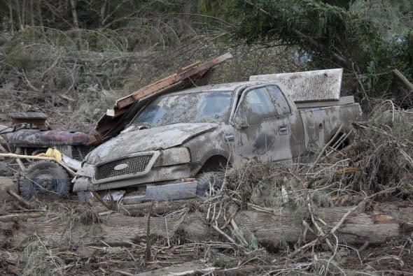 En algunos sitios el alud de fango, roca y troncos alcanza una altura de casi siete metros.