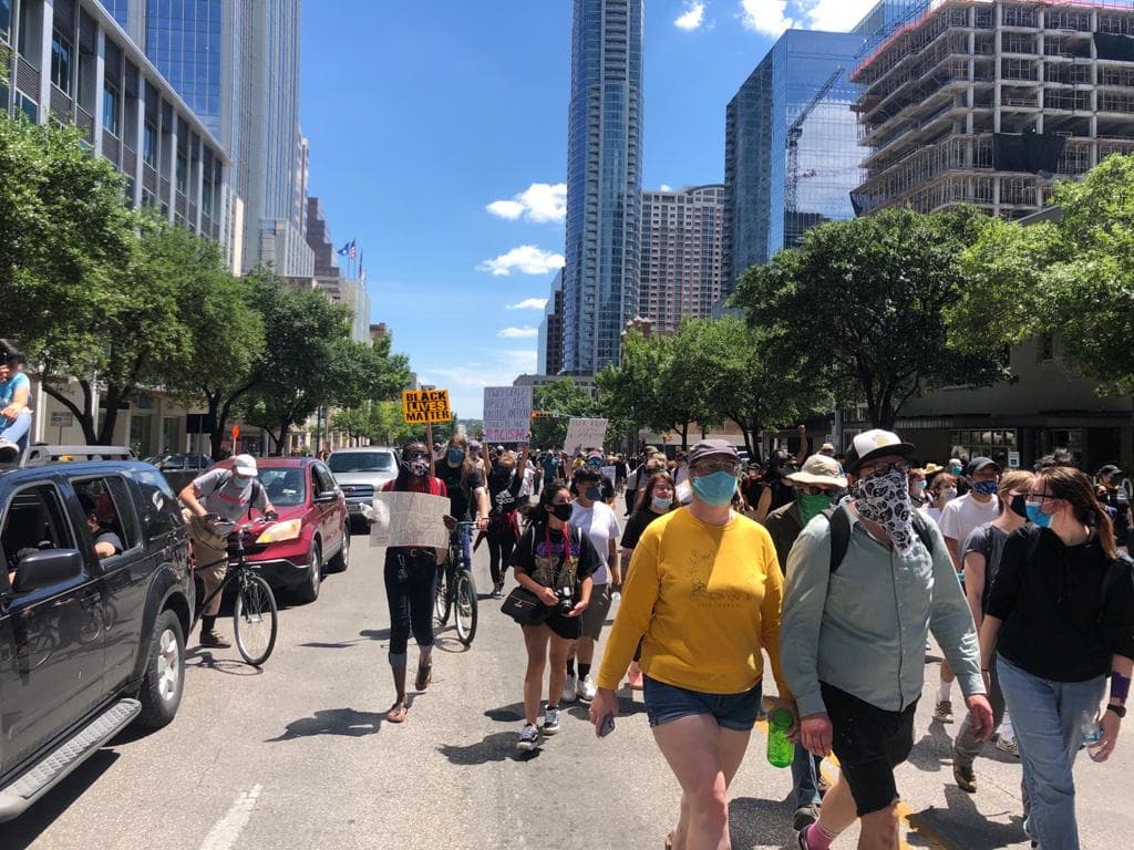 El 24 de abril, los oficiales de Austin le dispararon a Michael Ramos, de 42 años, con un rifle antes de que subiera a su automóvil e intentara alejarse de los policías en un complejo de apartamentos cerca de East Oltorf Street y South Pleasant Valley Road. Cuando comenzó a alejarse, otro oficial disparó su rifle contra Ramos, quien murió más tarde esa noche en un hospital local. No se encontró un arma de fuego en el automóvil de Ramos.