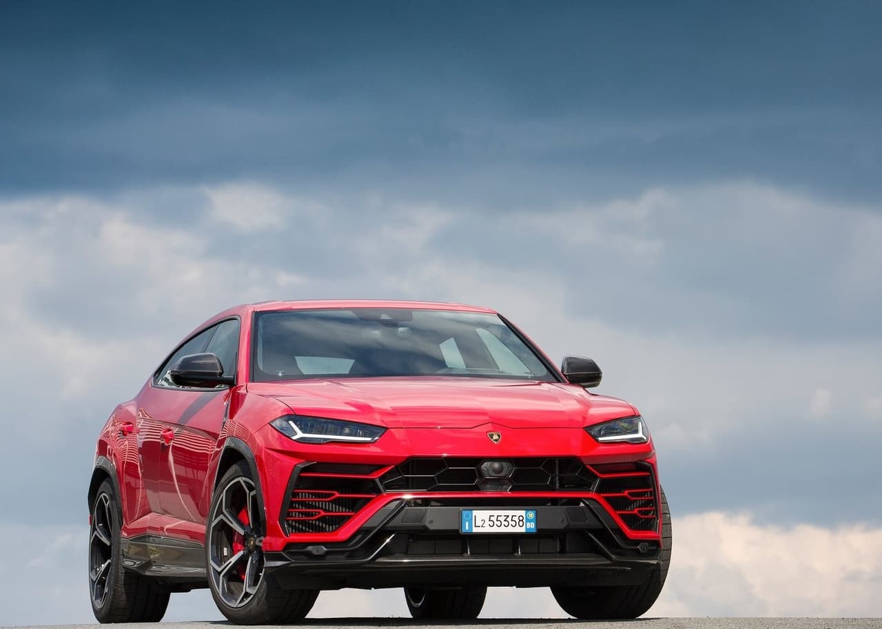 Según las autoridades, Lee Price III, de 29 años de edad, recibió dos préstamos, uno por 900,000 dólares y otro por 700,000 dólares, que supuestamente utilizaría para mantener operativos dos negocios que afirmaba tener con ‘numerosos’ empleados y gastos de nómina ‘significativos’. Sin embargo, luego de recibir dichos fondos, Price los utilizó para comprar varios artículos personales, entre estos, un Rolex y dos camionetas, una
<b>Lamborghini Urus</b> y una
<b>Ford F-350</b>.