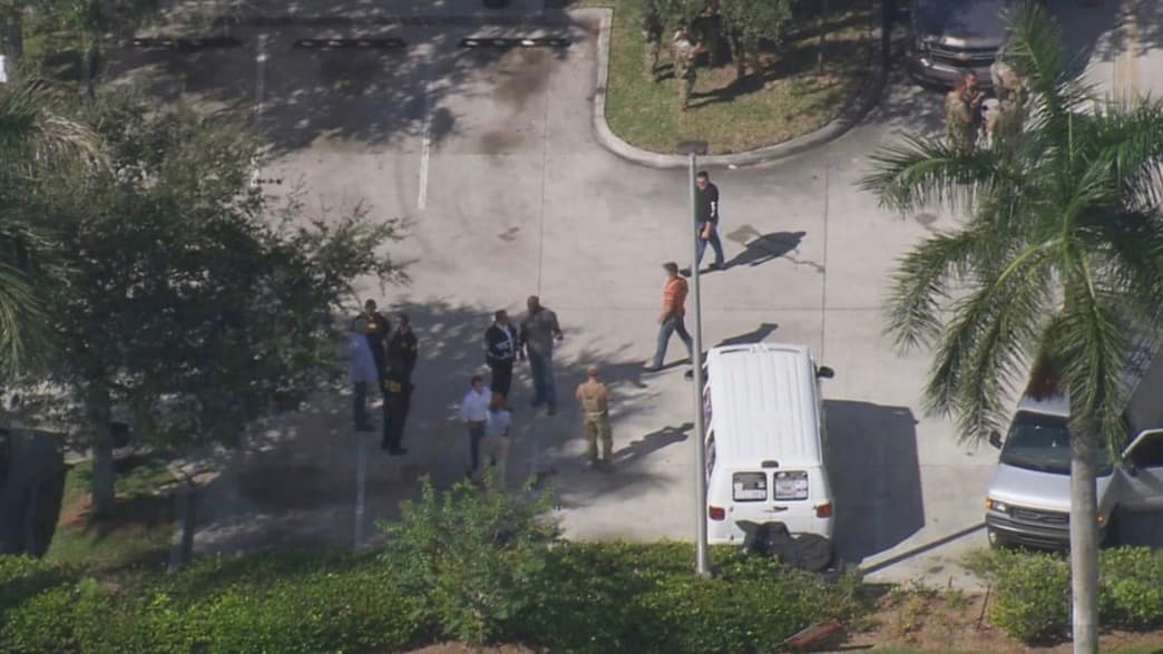 Cuando el sospechoso de enviar paquetes bomba a un grupo de personajes de la oposición política al presidente Donald Trump fue detenido por agentes del FBI en la mañana del viernes en un centro comercial del suburbio de Pompano al oeste de la ciudad de Fort Lauderdale al sur de la Florida, 
<b>su vehículo fue también retirado del lugar</b>.