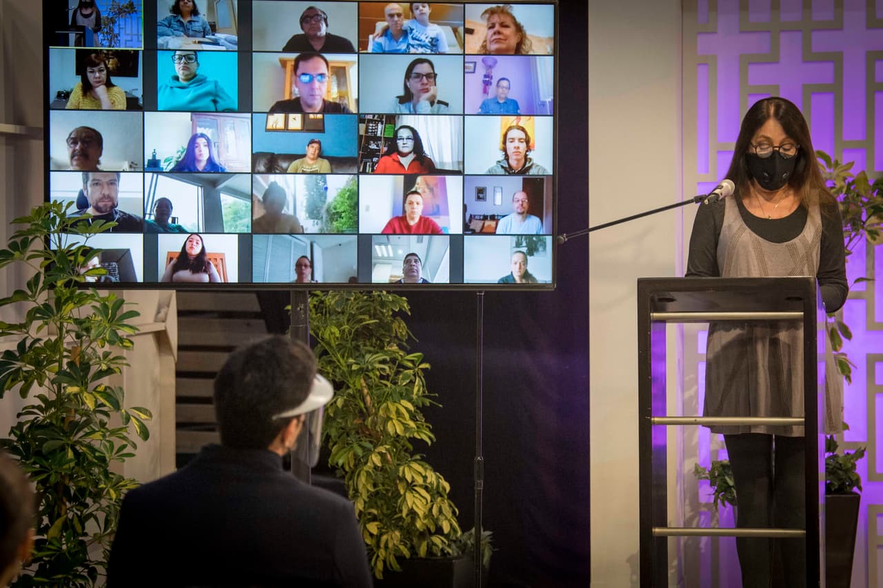 Ocampo, quien ha producido exitosos melodramas como 'La fea más bella', explicó que 
<b><a href="https://www.univision.com/famosos/con-una-misa-mascarillas-y-distanciamiento-social-comienzan-a-grabar-la-telenovela-vencer-el-desamor-video">clasificaron las escenas con colores</a></b> de acuerdo a la cercanía que deberá tener el elenco en el rodaje.
<br>