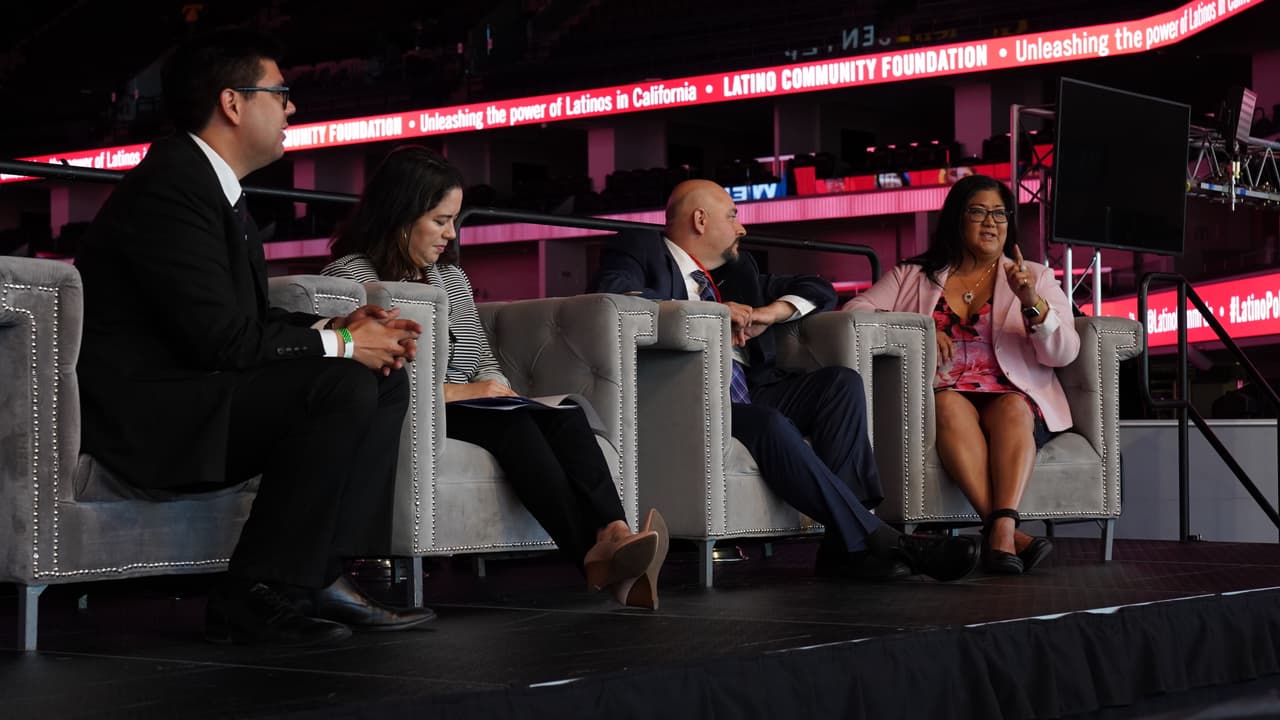 La directora del Censo en California, Ditas Katague (derecha), cuenta su trayectoria de tres décadas trabajando para los Censos.