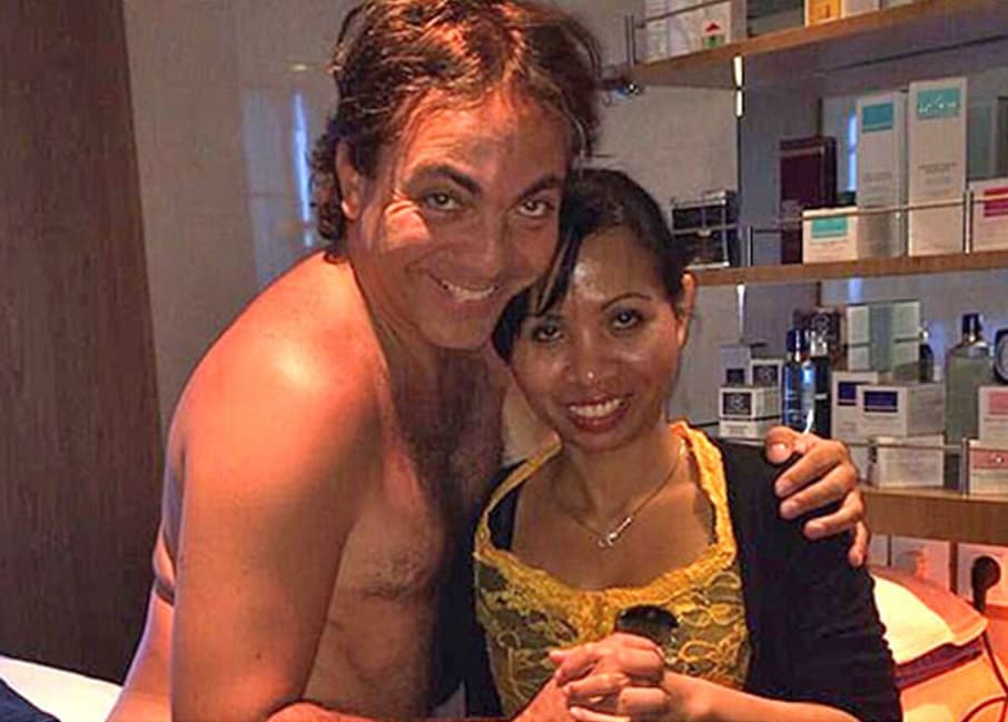 El que se lleva un galardón a la peor selfie es Cristian Castro, quien cierto día publicó esta foto en su Twitter para presumir su "masajito con saiote".