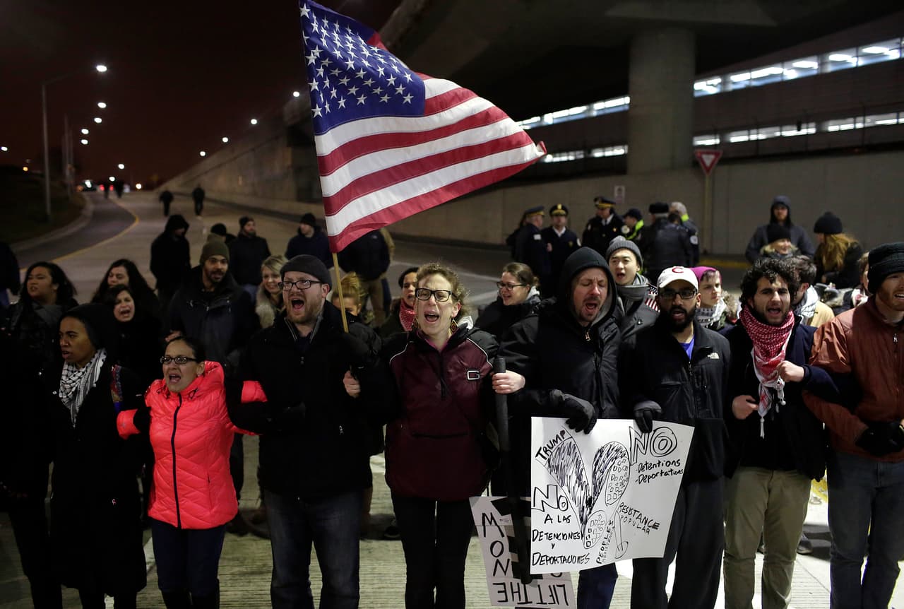 "Las acciones de hoy han empañado la posición de Estados Unidos como un faro de esperanza para el mundo libre, y ha habido escasa información creíble y confirmada disponible durante todo el día sobre el impacto de la orden ejecutiva del presidente o de los detenidos…", dijo Rahm en su comunicado.