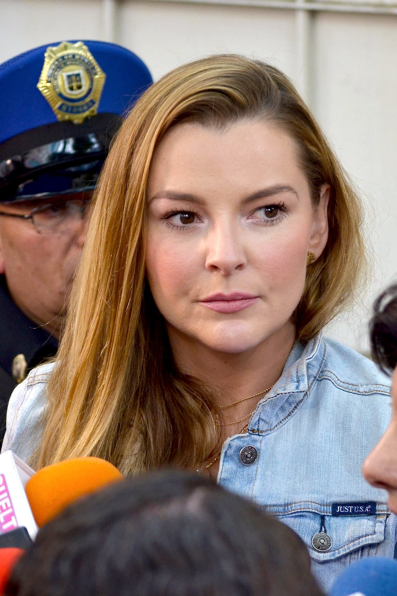 “Casi no lo dejo. Literal, voy, me presento y me regreso. Entonces llego, lo agarro dormidito, ya sabe que… me da mucha risa porque ya me dice ‘mamá, ¿ya no te vas?'”