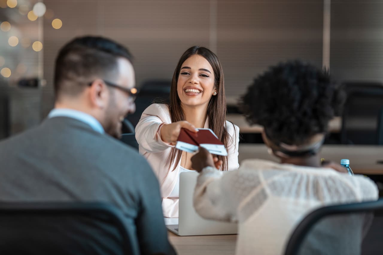 <h3 class="cms-H3-H3"><b>Puesto 7. Agentes de viajes.</b></h3>
<br>
<br>Empleados en 2019: 82,000.
<br>
<br>Número de puestos de trabajo que desaparecerán de 2019 a 2029: 21,300 (25.9%).