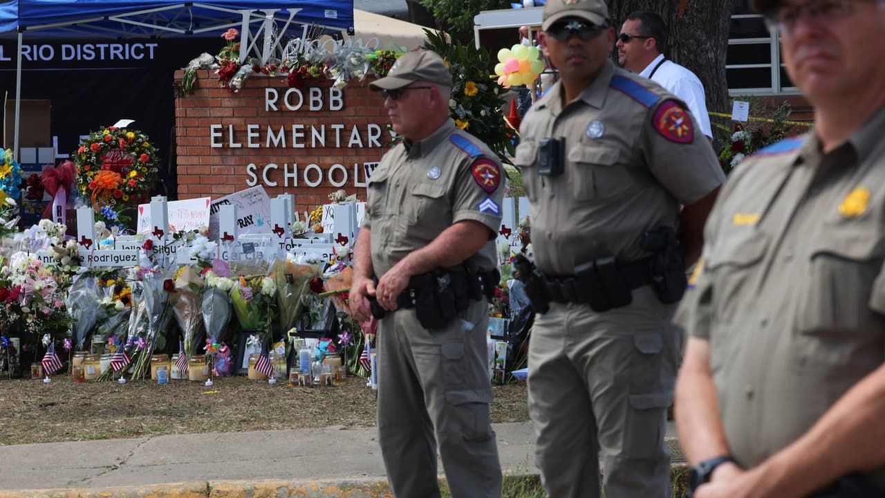 Nuevos videos muestran inacción de la policía durante el tiroteo en la escuela Robb en Uvalde