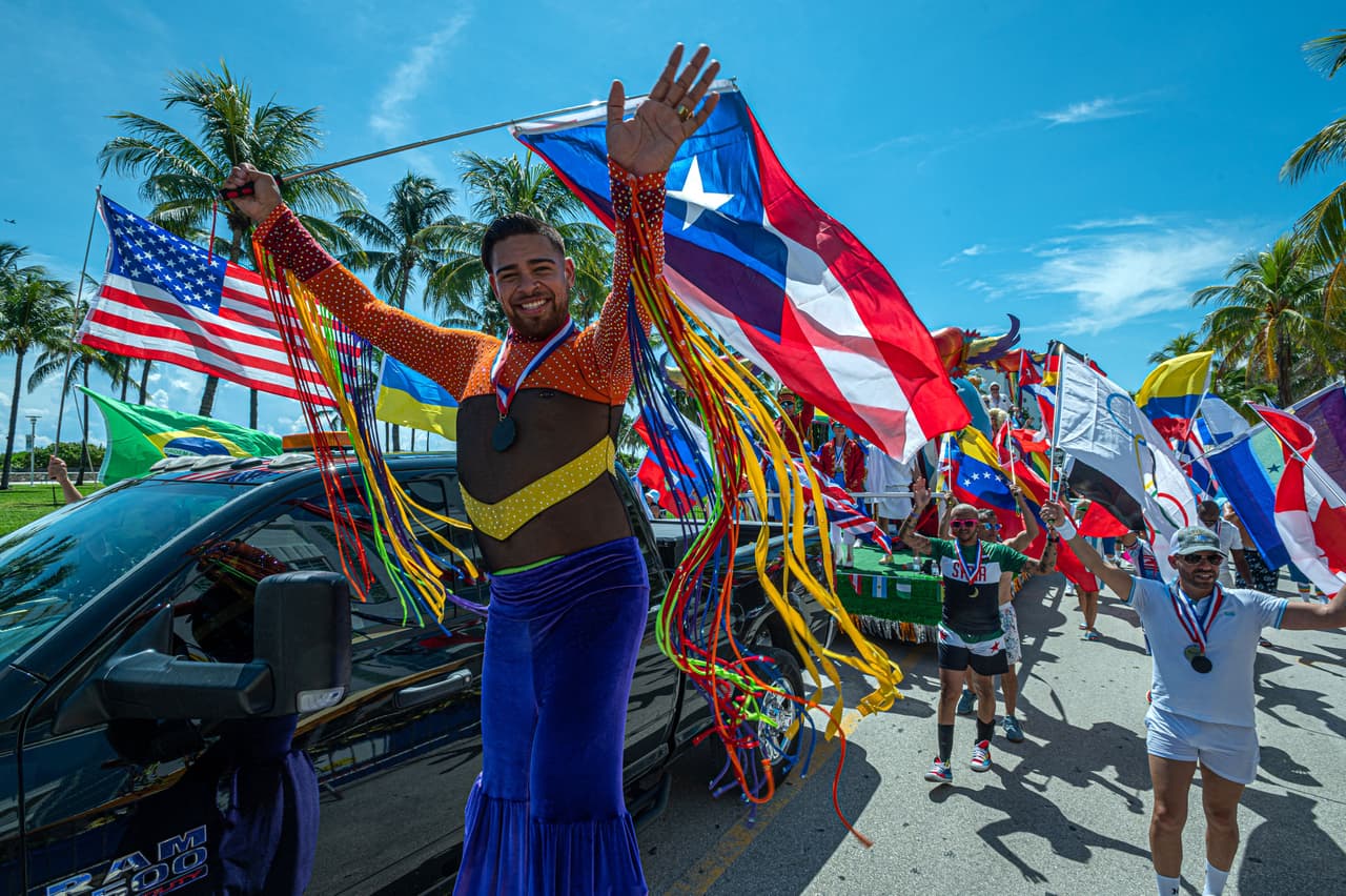 La bandera de
<a href="https://www.univision.com/temas/cuba">Cuba</a> también la llevaron con alegría varios participantes.