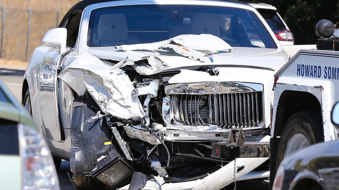 <h3 class="cms-h3-H3">Kris Jenner - Rolls-Royce Dawn 2017</h3>
<br>
<br>A Kris Jenner, la madre de las Kardashian y las Jenner y ex exesposa de Caitlyn, le gusta un buen carro tanto como a cualquier otra persona y afortunadamente para ella tiene los medios para adquirir los mejores. Desafortunadamente lo que no la acompañó una tarde de agosto de 2016 fue la suerte, como podemos ve en esta imagen. Jenner estrelló su hermoso y muy exclusivo 
<b>Rolls-Royce Dawn 2017 </b>convertible con apenas una semana de adquirido, contra un Toyota Prius en el suburbio de Calabasas en California, donde vive.
<br>
<br>El Rolls-Royce Dawn sufrió daños importantes, lo que nos demuestra que a pesar de estar equipado con un motor V12 'twin-turbo' de 6.6 litros de desplazamiento que produce 563 caballos de fuerza y de costar 350,000 dólares, el Dawn es susceptible a los golpes al igual que un auto de 5,000 dólares.