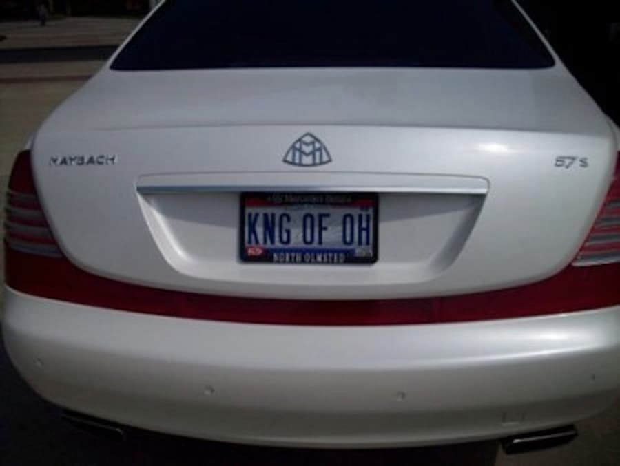 Mucho más pagó en 2008 para sumar a su flota un 
<b>Maybach 57S</b>, para el cual desembolsó cerca de 
<b>400,000 dólares</b>. En la imagen vemos la particular patente del Maybach de LeBron.