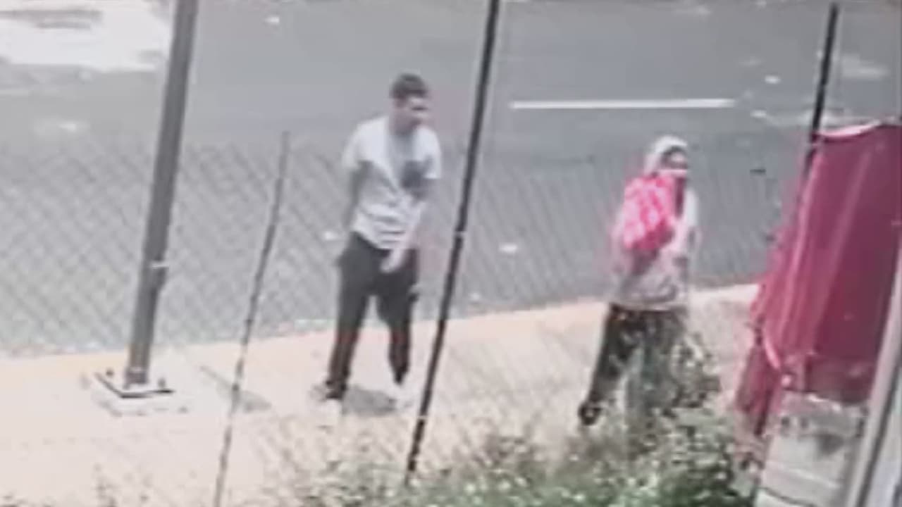 <b>El momento en que arrojan el cuerpo de un bebé recién nacido envuelto en una bolsa</b>
<br>
<br>Una cámara de seguridad captó el momento cuando una pareja desecha una bolsa con el cuerpo de un recién nacido en Ciudad de México. Como si el hecho no fuera suficientemente cruel, también quedó registrado cómo un transeúnte abre el paquete y, al darse cuenta de su contenido, lo patea y lo vuelve a cerrar.