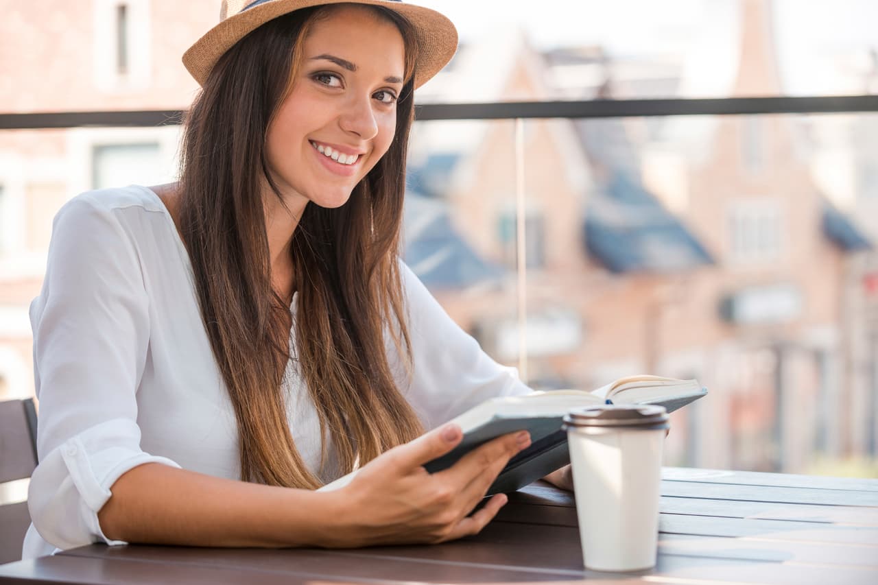 Una mujer Cáncer no se desprende fácilmente de las cosas ni relaciones; tienen un gran apego hacia lo que adoran en la vida, sean familia, pareja, amigos u objetos. Son muy dulces, simpáticas y cuando se sienten molestas, incómodas o sacando algo negativo, buscan de inmediato cómo solucionarlo o eliminarlo para regresar a su temperamento calmado.