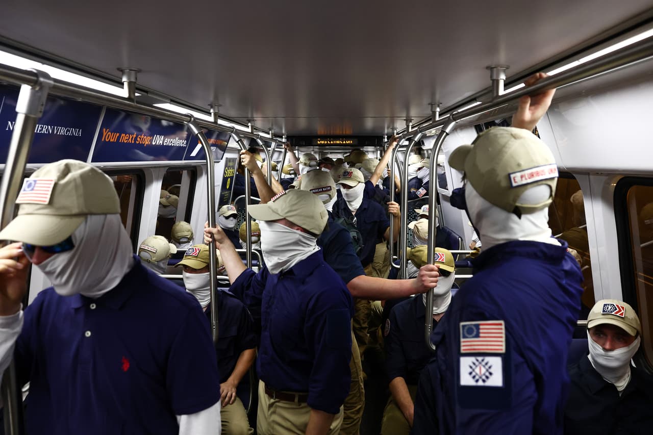 Mientras Washington DC se prepara para celebrar el 250 aniversario de la Independencia de EEUU, en el Metro del Distrito de Columbia fueron vistos hombres enmascarados portando logos del grupo supremacistas blancos Patriot Front. Lo que encendió alertas entre la sociedad.