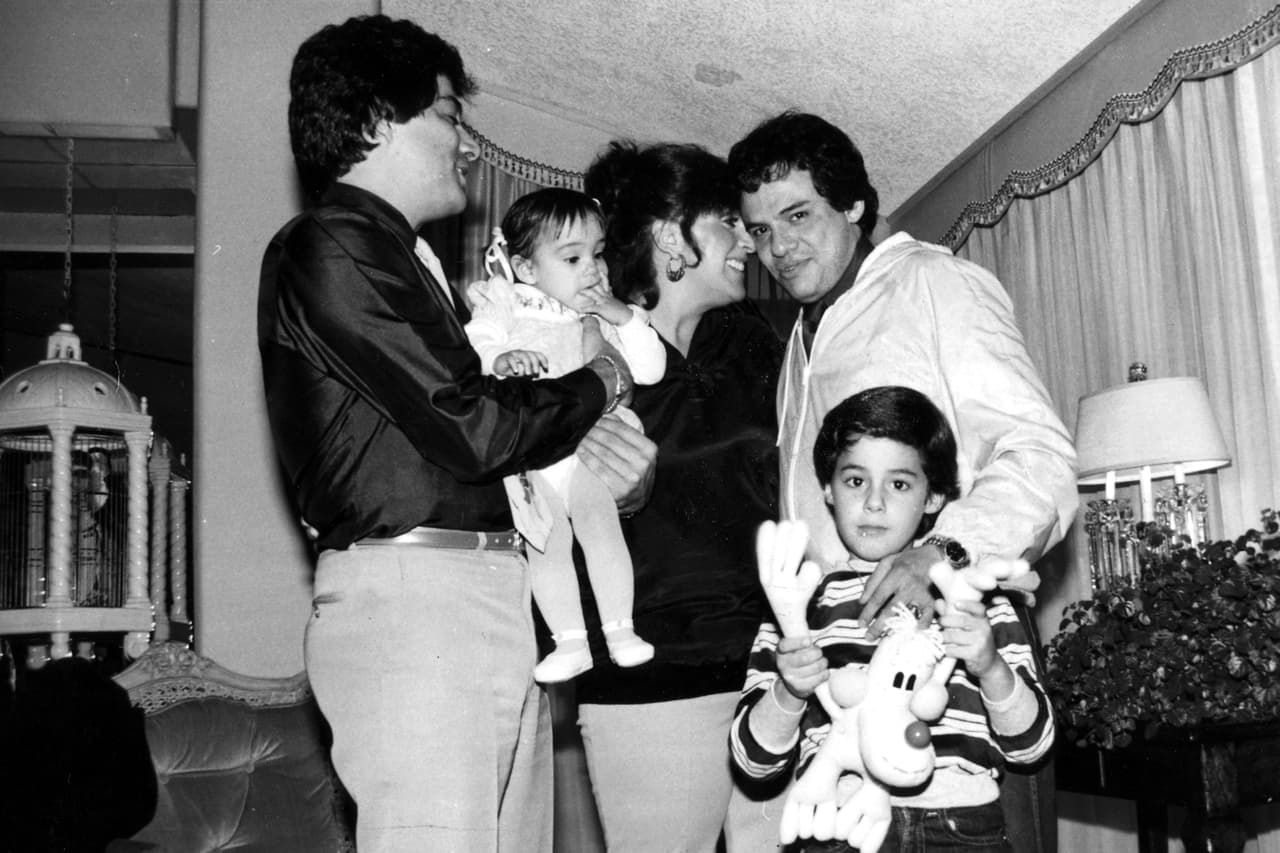 La familia de Rómulo Sosa Ortiz formada por Anel, José José, su primogénito Francisco Carmelo Augusto ( José Joel) y la pequeña Marysol Estrella Margarita Elena (en brazos de Anel). Es 1978 y José José está a punto de llegar a la madurez de su carrera. Su matrimonio terminaría en 1990.