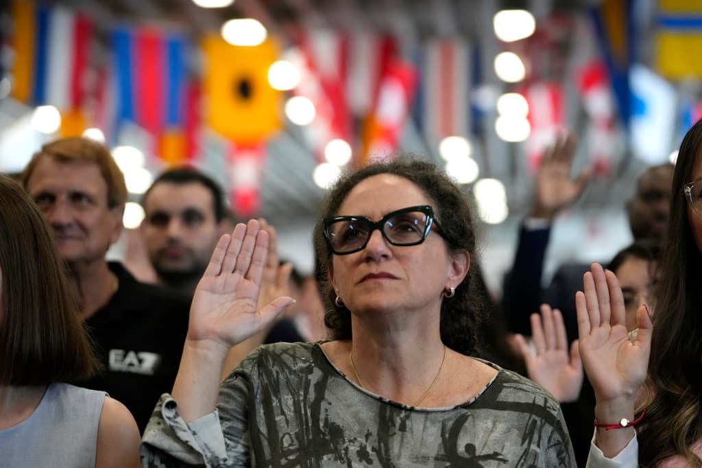 La venezolana
<b>Mónica Moreno</b> es una de las 60 personas que este martes 7 de mayo juramentaron como
<b>ciudadanas de los Estados Unidos,</b> adentro del
<b><a href="https://www.univision.com/local/miami-wltv/semana-naval-en-miami-flota-armada-de-estados-unidos-llega-al-sur-de-florida-video" target="_blank">buque de asalto anfibio USS Bataan.</a></b>