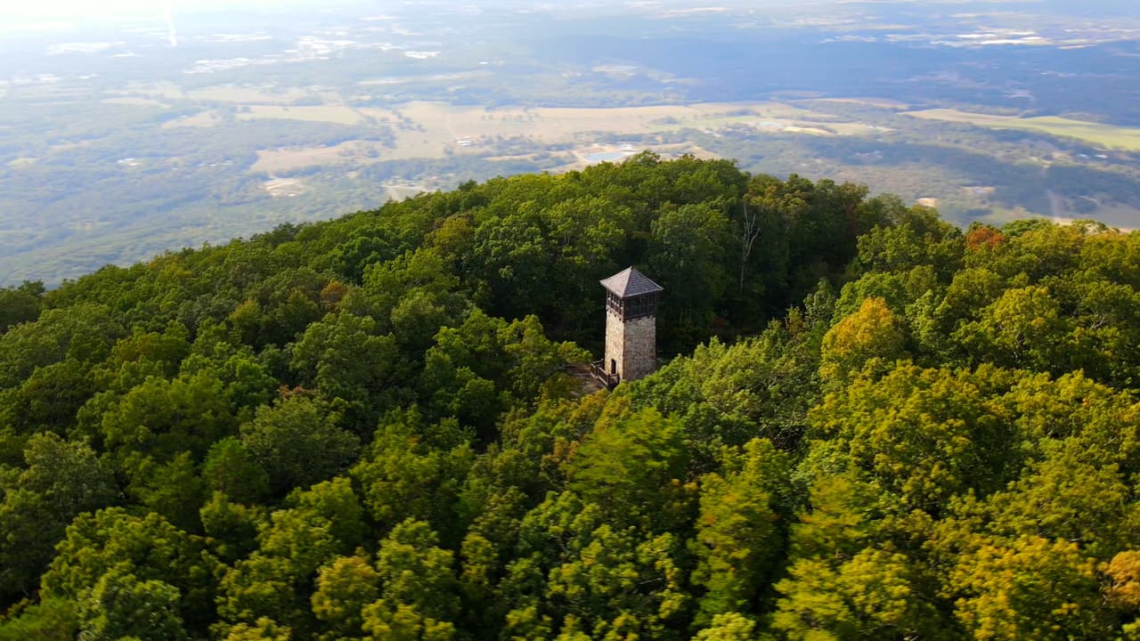 <b><a href="https://maps.app.goo.gl/jL46yt7mwZXw5ctC9">Fort Mountain State Park</a></b> está en Chatsworth, a unas 90 millas en auto al norte de Atlanta.