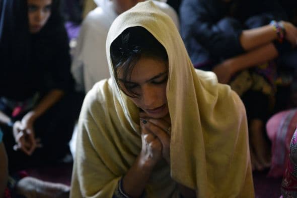 Fieles cristianos paquistaníes rezan con motivo del Viernes Santo en la iglesia de San Antonio Lahore.