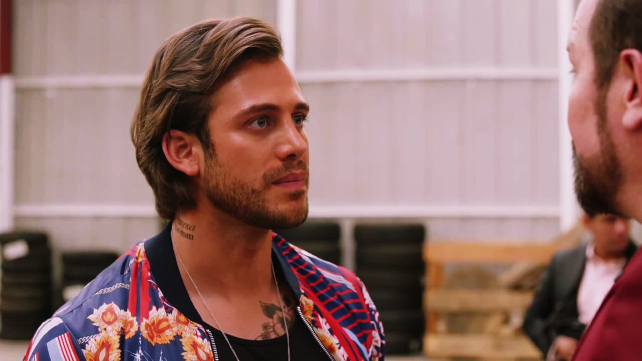 Entonces Charly visitó a don Edgar para recibir una fuerte cantidad de dinero de su tío Monchis. Sin embargo, el criminal le pidió asociarse para regresarle la fortuna. Ante su crisis financiera, Charly aceptó con el deseo de sacar adelante su estudio de grabación y de continuar cosechando éxito en su carrera musical.