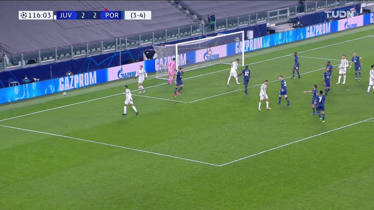 ¡TIRO ATAJADO! disparo por Cristiano Ronaldo.