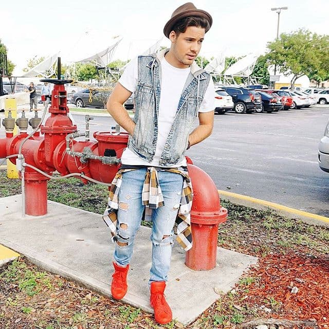 ¡Levantando miradas! No cabe duda que nuestro querido Wiliam es un galán de película. (12 de octubre)