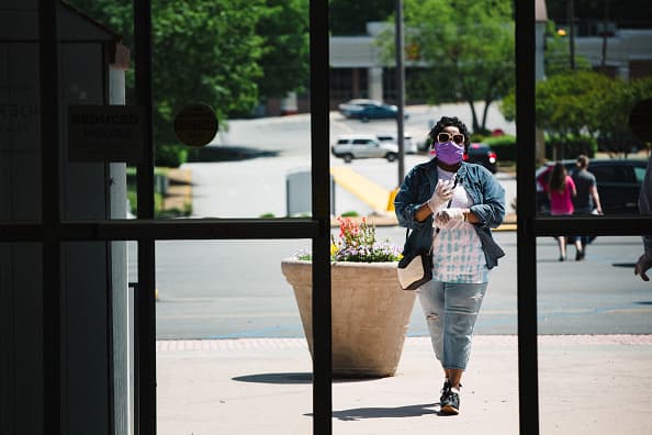 Entre las medidas establecidas por la compañía se encuentra el distanciamiento físico entre clientes y empleados, limpieza y desinfección.