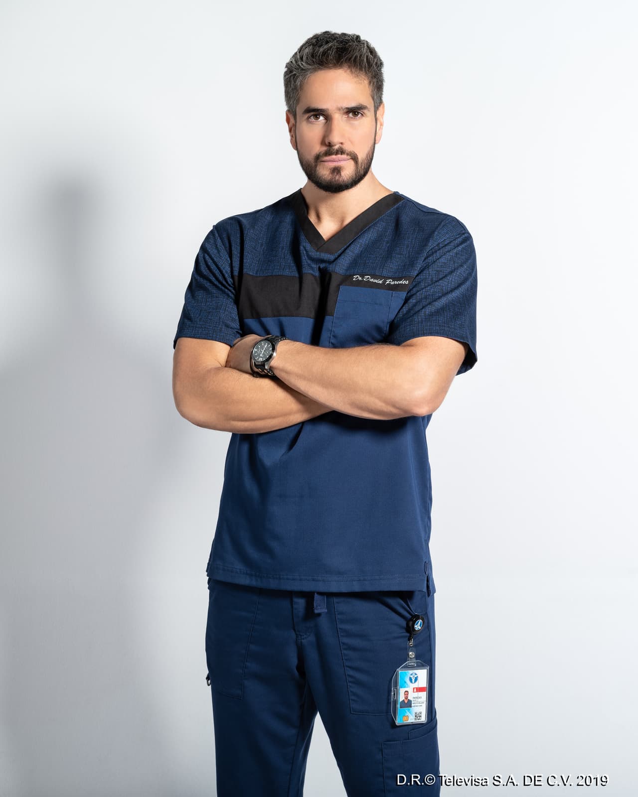 <b><a href="https://www.univision.com/temas/daniel-arenas" target="_blank">Daniel Arenas</a></b> se meterá en la piel del personaje de David Paredes, un médico cirujano, trabajador, con gran energía y experiencia en el quirófano, por lo que puede llegar a ser arriesgado al luchar para salvar a sus pacientes. Su entrega en su trabajo le pasará factura en sus relaciones amorosas, pues nadie estará antes que sus pacientes, no obstante, parece que eso cambiará cuando Regina se cruce en su camino.