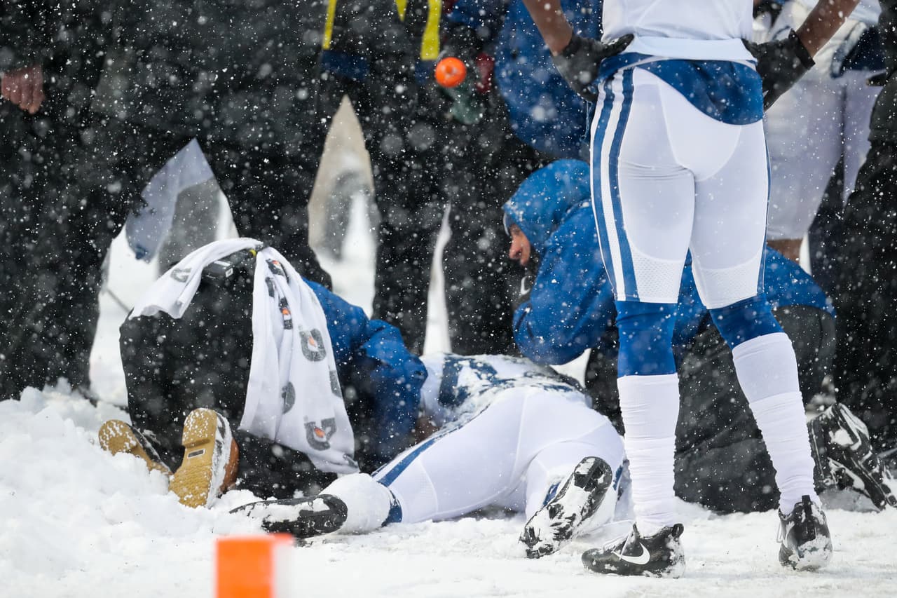 Con una nevada espectacular en el Estadio Ralph Wilson, los Buffalo Bills vencieron 13 - 7 a los Indianapolis Colts en tiempo extra.