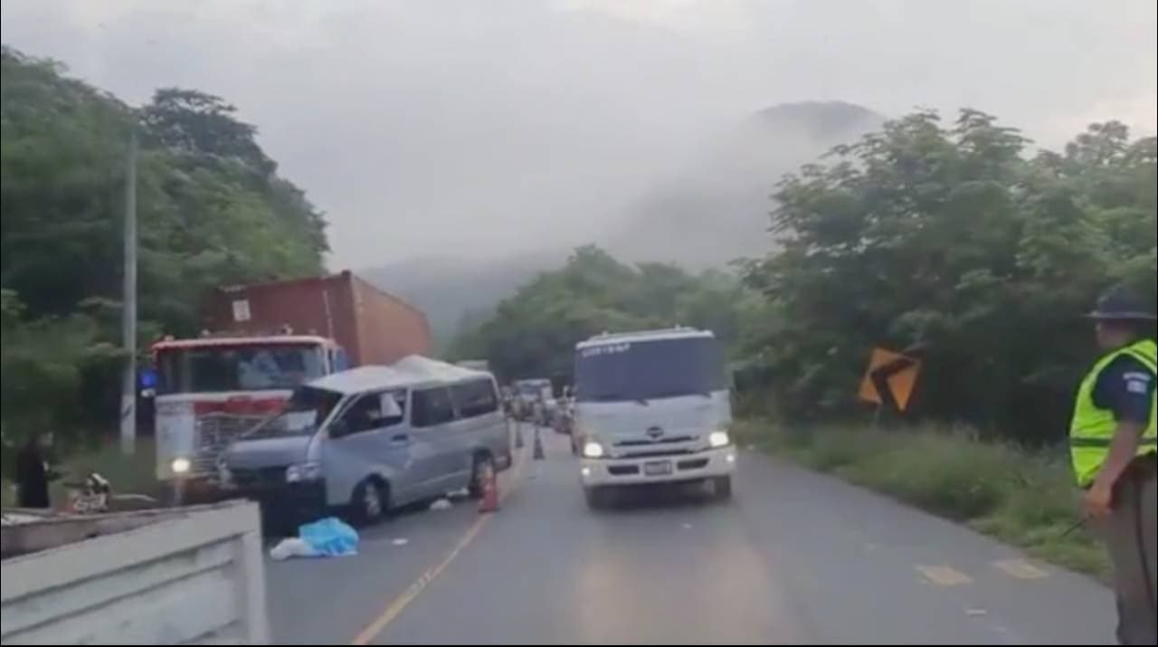 Paramédicos indicaron que tuvieron que usar equipo especial para recuperar los cuerpos del interior del microbús.