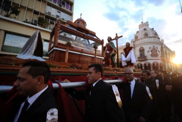 En ésta, la figura de Jesús de Nazaret sale de las Iglesias y desfila por las calles en brazos de los fieles.
