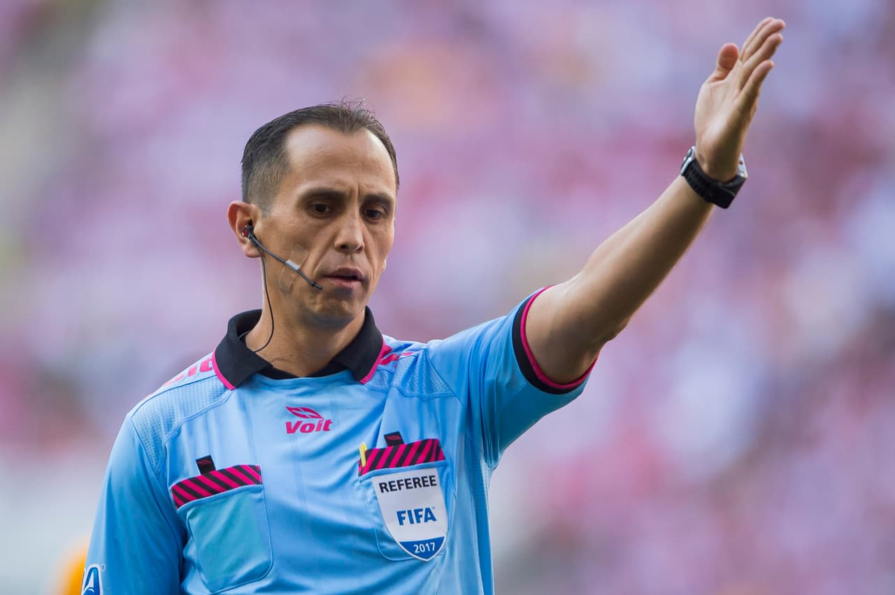 Luis Enrique Santander, árbitro central del encuentro, tuvo una polémica actuación con algunas decisiones complicadas.