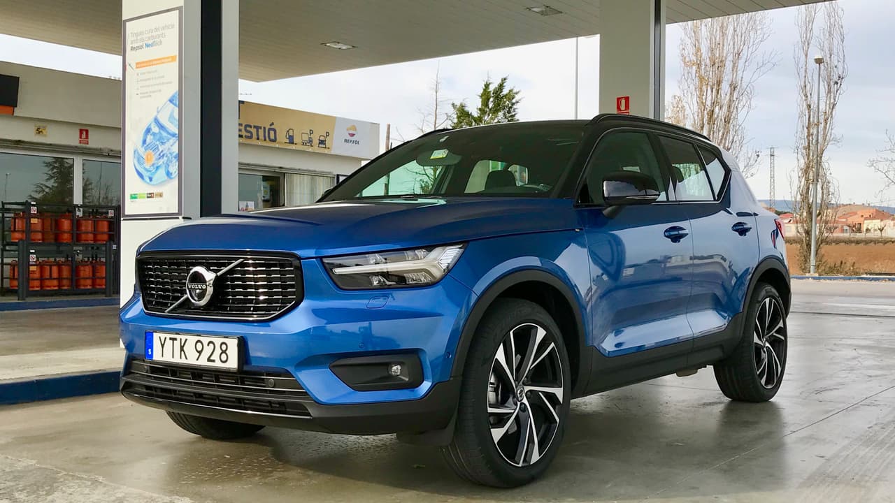 La primera versión de la Volvo XC40 que será ofrecida en Estados Unidos va a ser la T5 R-Design con tracción integral como la que se observa en la imagen. Este fue el vehículo que probamos en España. Su precio inicial será de 37,700 dólares. La versión T5 Momentum con tracción integral que llegará poco después tendrá un precio inicial de 35,200 dólares. Más adelante Volvo ofrecerá una versión T4 con un motor de 4 cilindros de aspiración normal y tracción delantera que contará con un precio inicial de 33,200 dólares.
