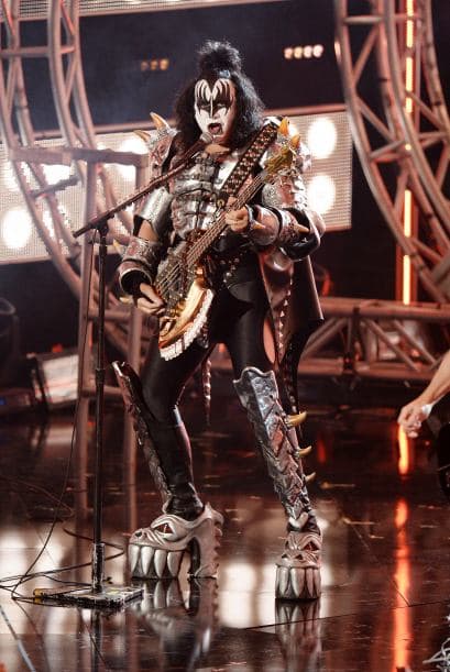 Genne Simmons es un gran músico y amamos el sonido grave que produce su bajo.