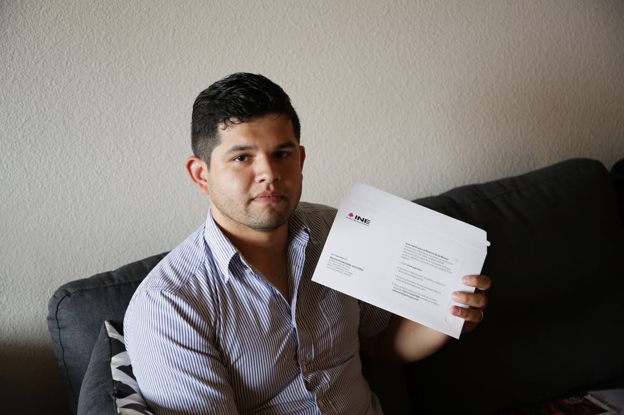 <b>Marco Franco, 25 años, Douglas (Arizona).</b> Pese a que se mudó a Estados Unidos, 
<b><a href="https://www.univision.com/noticias/elecciones-mexico-2018/este-mexicano-explica-por-que-votara-desde-el-extranjero-no-me-olvido-de-mis-raices-mi-familia-sigue-batallando-video">Marco Franco, un joven originario de Mexicali y residente en Douglas,</a></b> no quiere renunciar a su derecho a elegir al próximo presidente de México. Por eso, siguió los trámites para pedir el voto por correo. Dice que lo que más le preocupa de las próximas elecciones es que quien salga elegido mantenga una buena relación con EEUU. “Quisiera que el candidato pudiera asegurar que va a haber una buena relación para la frontera ya que mi familia vive en la frontera”, afirmó.