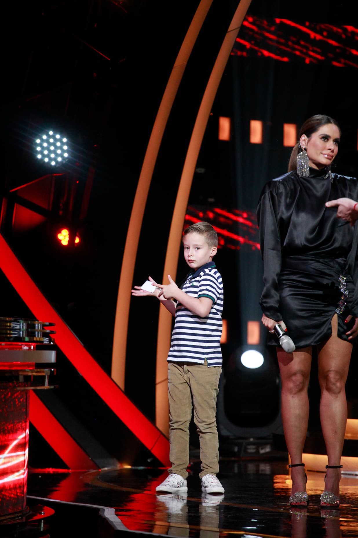 El pequeño ha visitado a su madre en estos dos episodios del reality show infantil. En ambos lo hemos visto usando un look informal y cómodo; pero en este segundo episodio nos impactó su divertido calzado.