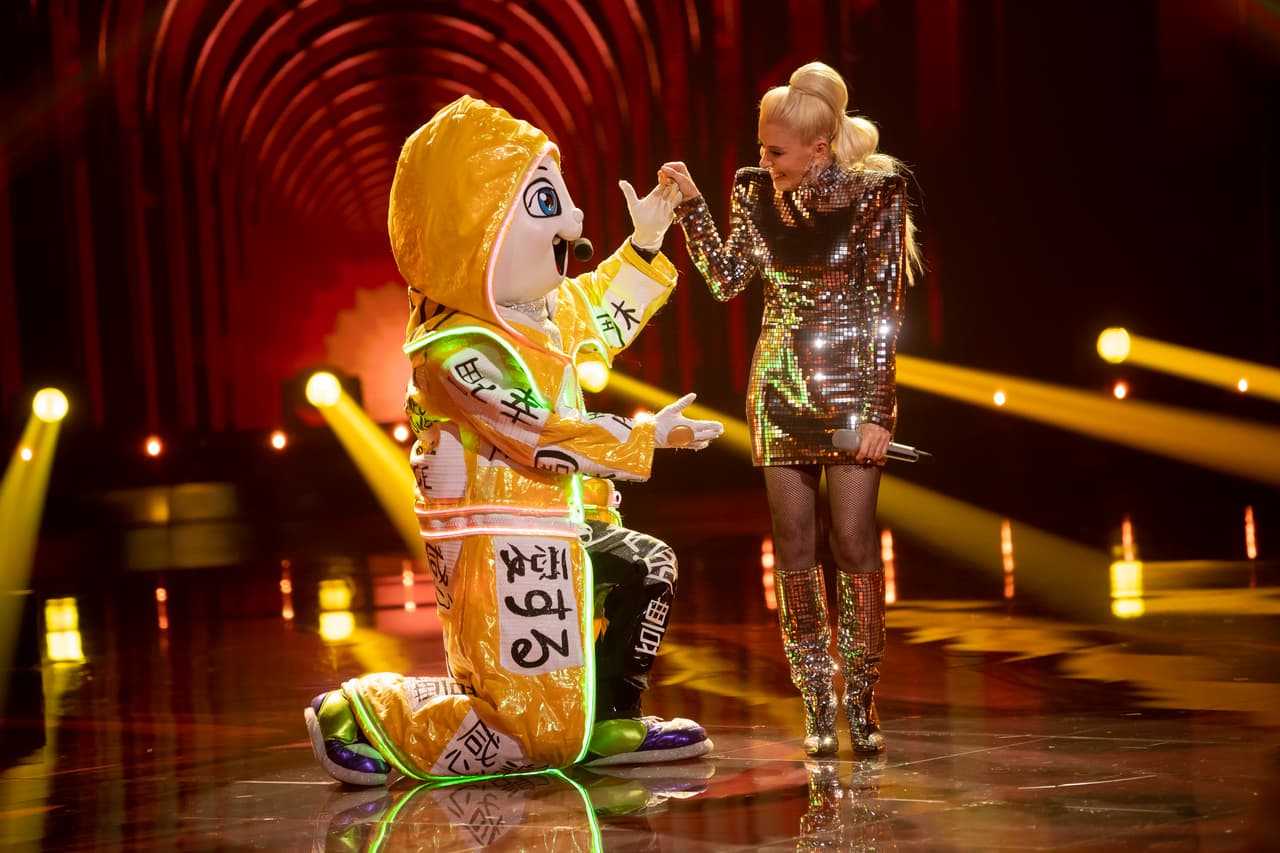 Yuri, nuestra 'investigadora', no perdió la oportunidad para cantar con La Hueva el tema 'Primero Dios'.