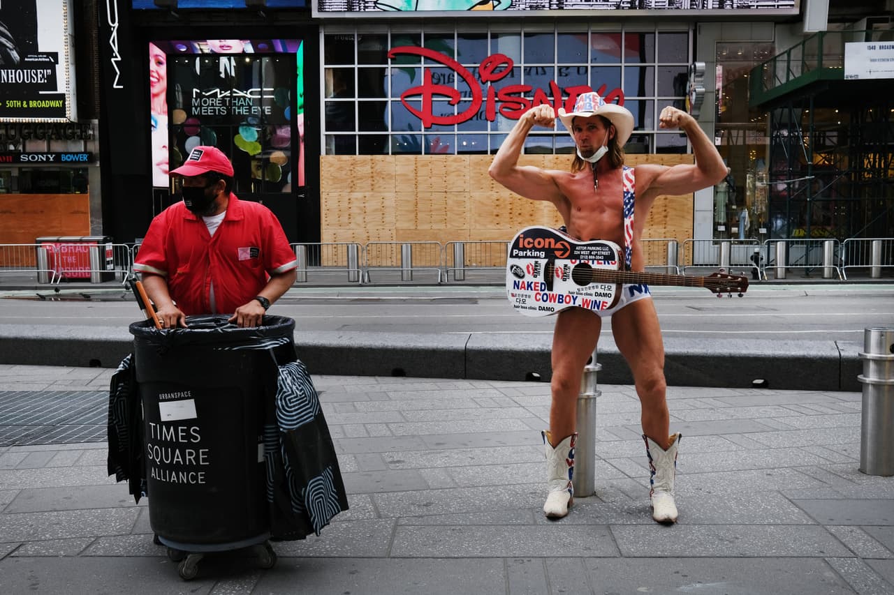 El artista Naked Cowboy posa Times Square en Manhattan cuando el famoso punto de la ciudad aún está en pausa por la pandemia de coronavirus,
