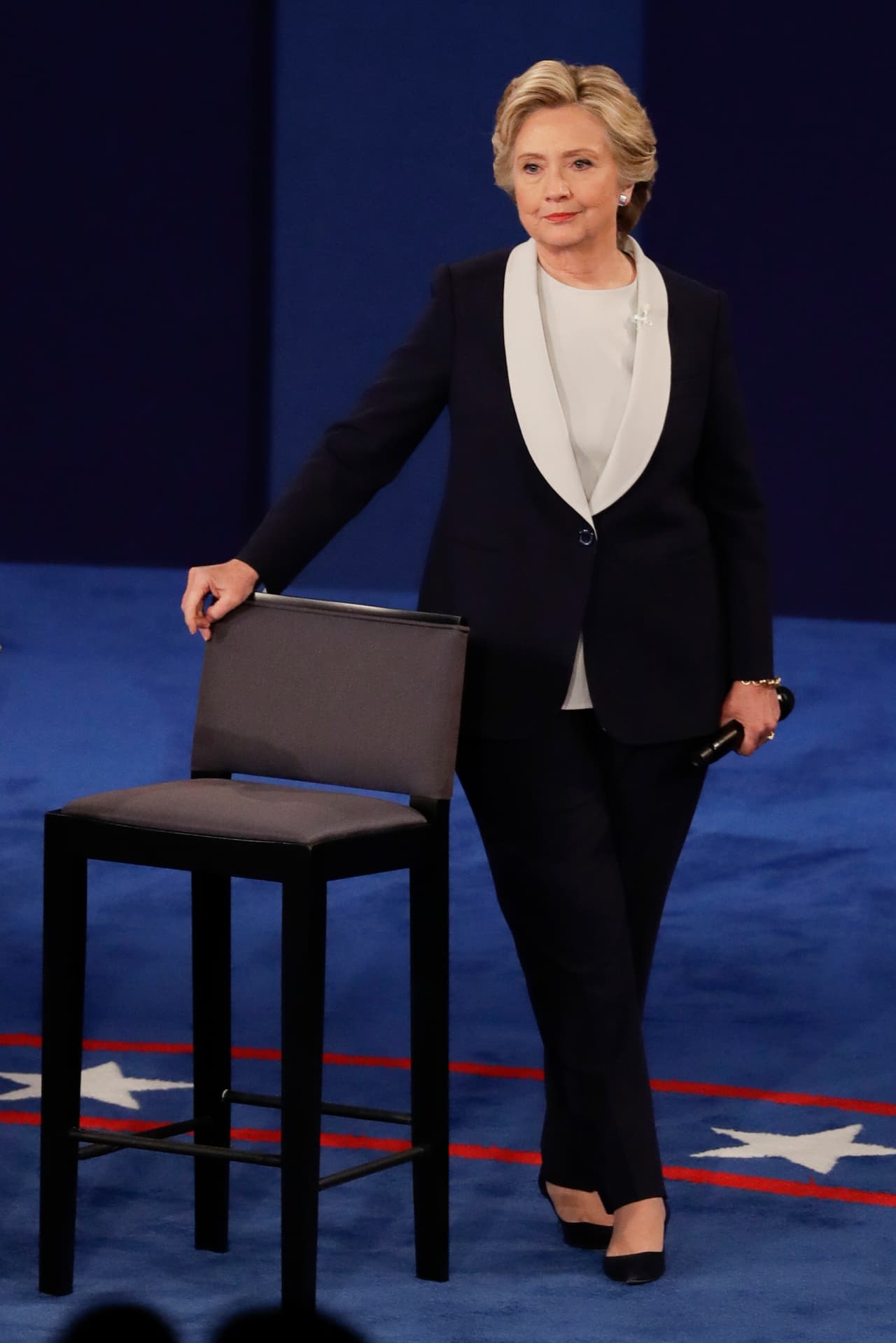 Hillary Clinton apoyada en el asiento mientras escuchaba a su contricante Donald Trump.