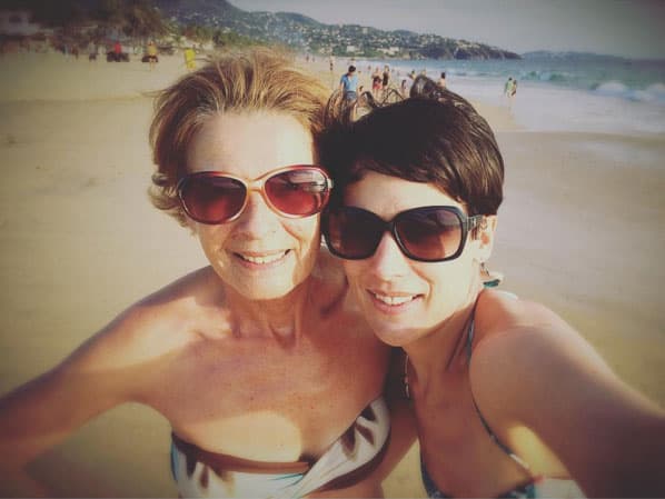 Ella es su madre, ¿a poco no se parecen? ¡Lucen como si fueran hermanas!