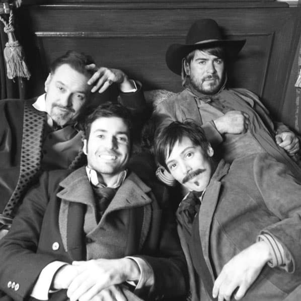 Felipe Alarcón se ha unido a ellos en su desesperación de huir de sus problemas familiares y amorosos.