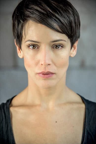 Sus facciones son muy estilizadas y femeninas, además de que tiene unos ojos muy expresivos.