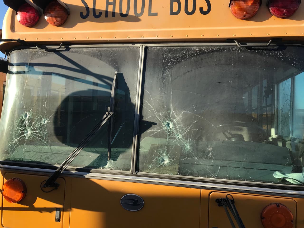 Vándalos destruyen buses escolares por tercera vez en el distrito de Merced